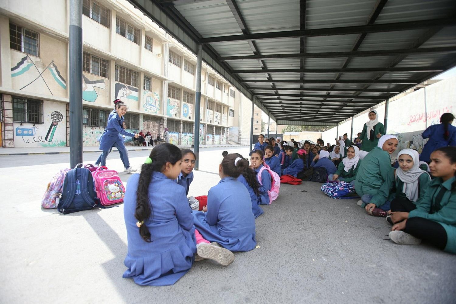 طالبات في ساحة مدرسة في شرق عمّان بينما تشارك معلماتهن في إضراب المعلمين، 8 أيلول/سبتمبر 2019. (صلاح ملكاوي/المملكة)