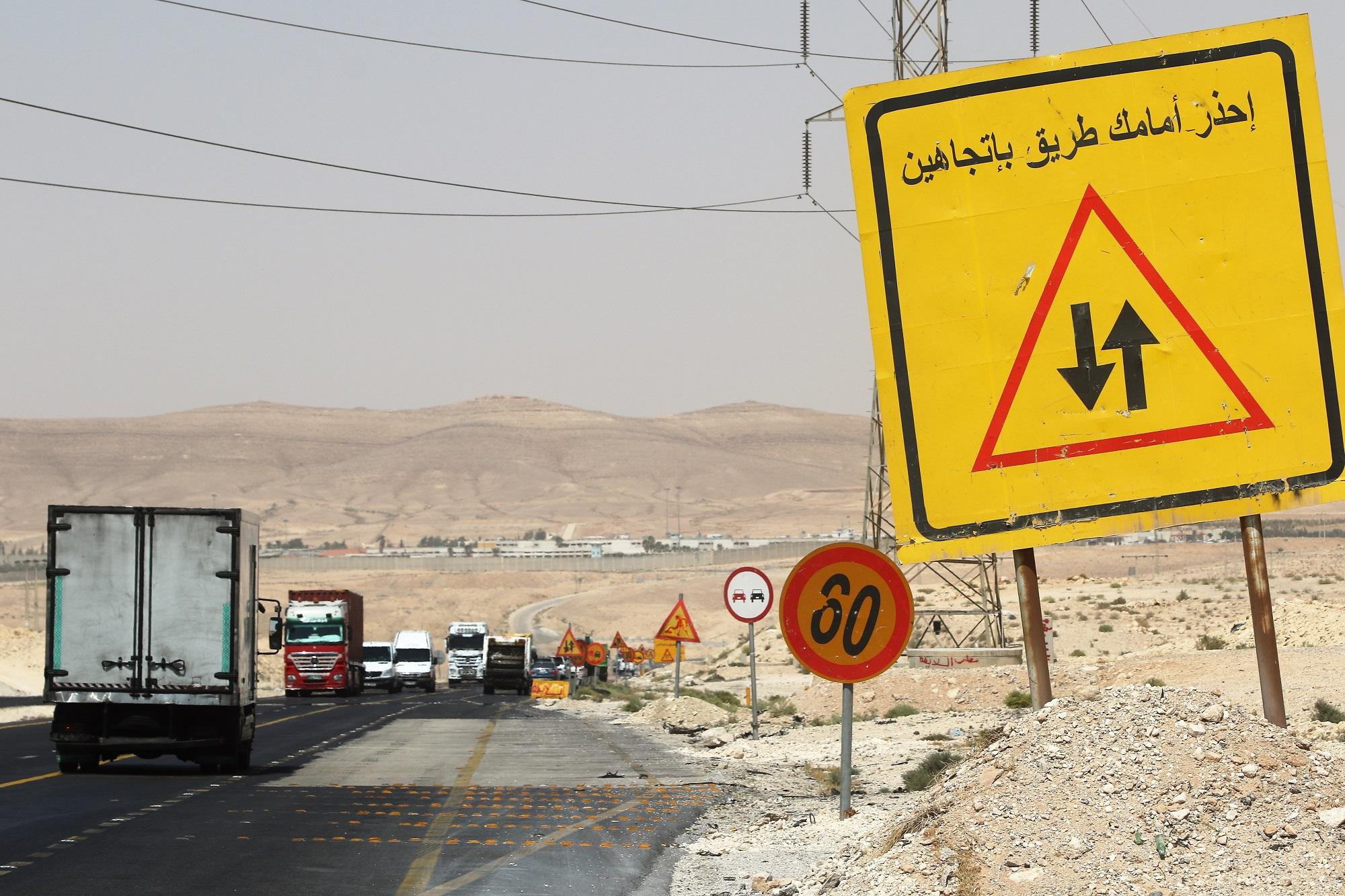سجلات مديرية الدفاع المدني لا تخلو يوميا من الحوادث المرورية على الطريق الصحراوي، معظمها نتيجة السرعة العالية أو التجاوز الخاطئ. (صلاح ملكاوي/المملكة) 