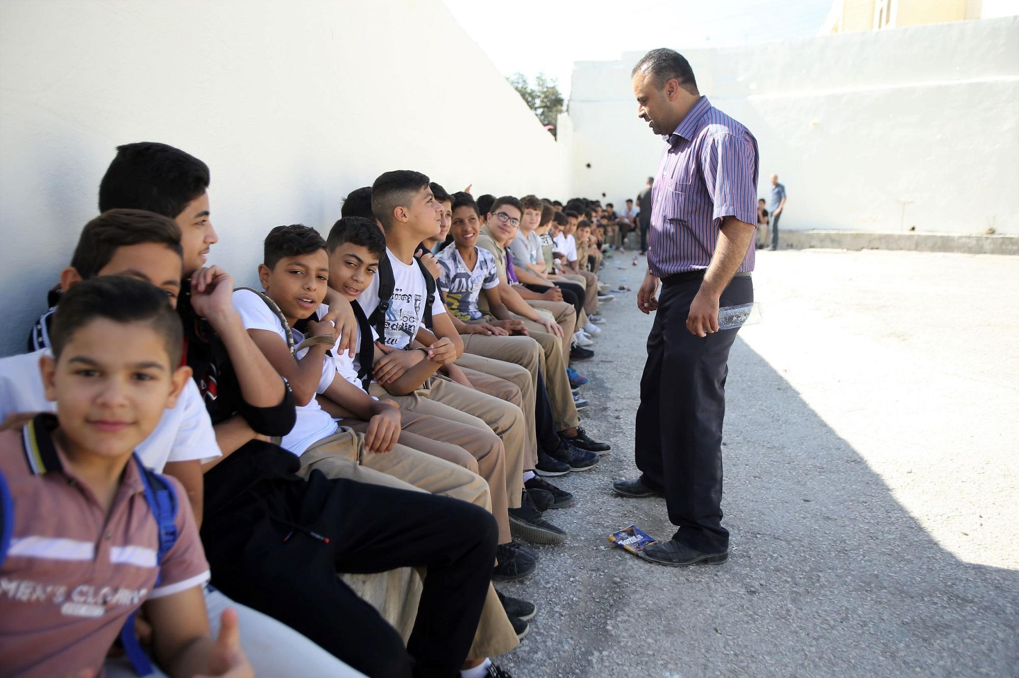 طلاب يجلسون في ساحة مدرسة خلال إضراب المعلمين. (صلاح ملكاوي/المملكة)