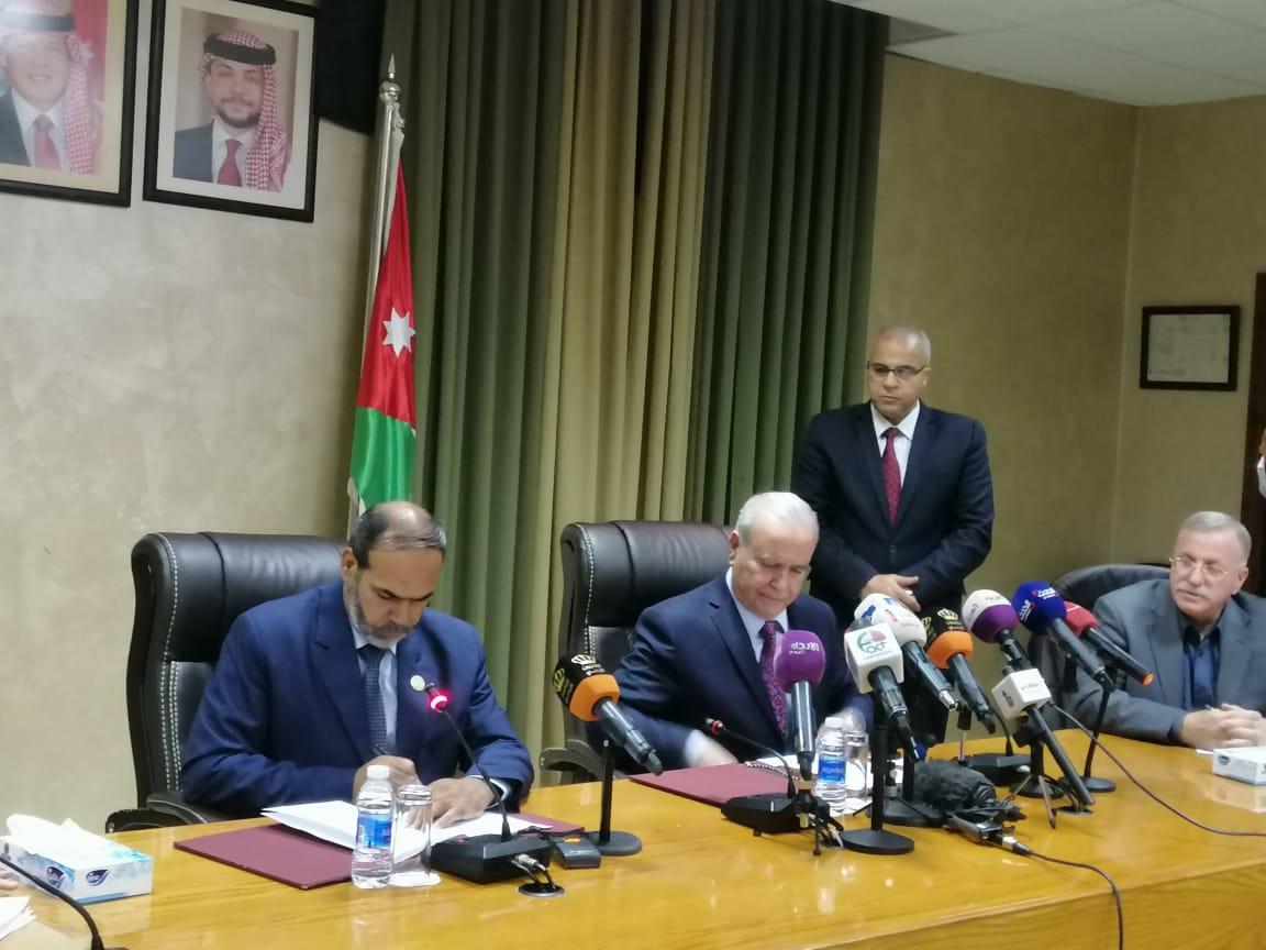 وزير التربية والتعليم وليد المعاني (يمين) ونائب نقيب المعلمين ناصر النواصرة يوقعان اتفاق الحكومة والنقابة بشأن علاوة المعلمين، 6 تشرين الأول/أكتوبر 2019. (مجحم العجارمة/المملكة)