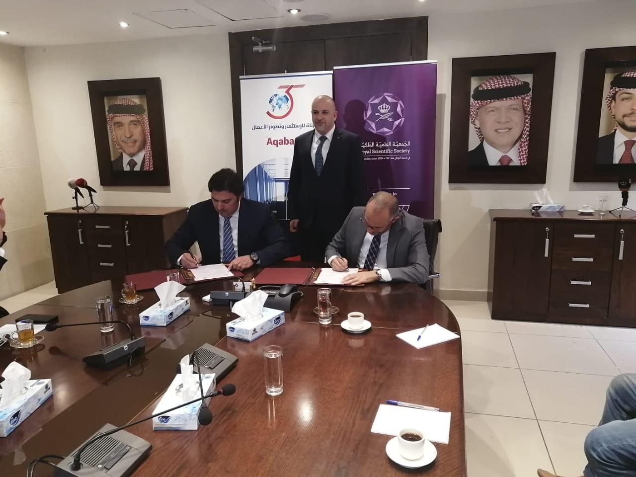 توقيع الجمعية العلمية الملكية مذكرة تفاهم مع شركة المرناة للاستثمار و تطوير الأعمال، لإطلاق أول نقطة ربط للإنترنت Aqaba IX في العقبة. (وزارة الاقتصاد الرقمي)