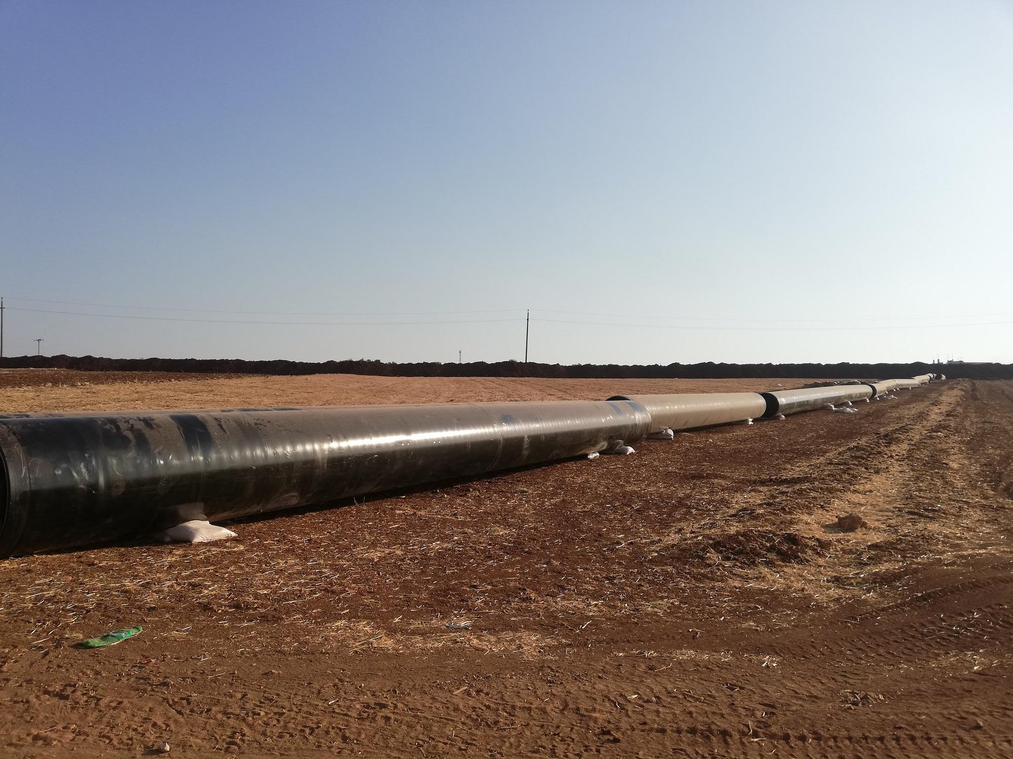 الصورة من قرية مخربا غربي محافظة إربد، وتظهر الأنابيب التي ستستخدم لنقل الغاز المستورد من شركة نوبل إنيرجي إلى الأردن، 8 أغسطس 2018. (المملكة)
