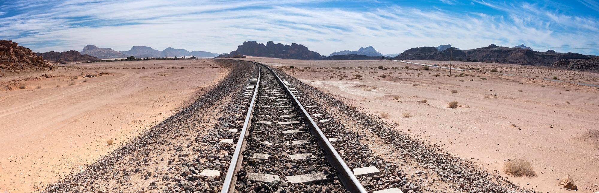 سكة حديد قائمة في وادي رم جنوبي الأردن. (shutterstock) 