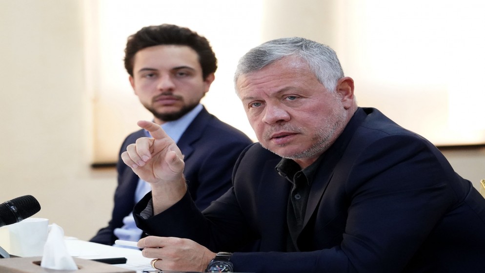 جلالة الملك عبدالله الثاني بحضور سمو الأمير الحسين بن عبدالله الثاني، ولي العهد، خلال لقائه رئيس وأعضاء مجلس مفوضي سلطة منطقة العقبة الاقتصادية الخاصة. (يوسف علان/ الديوان الملكي الهاشمي)