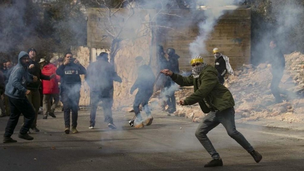 مواجهات يشارك فيها نحو 200 فلسطيني ضد قوة من الجيش الإسرائيلي قرب مدينة رام الله في الضفة الغربية. (أ ف ب)