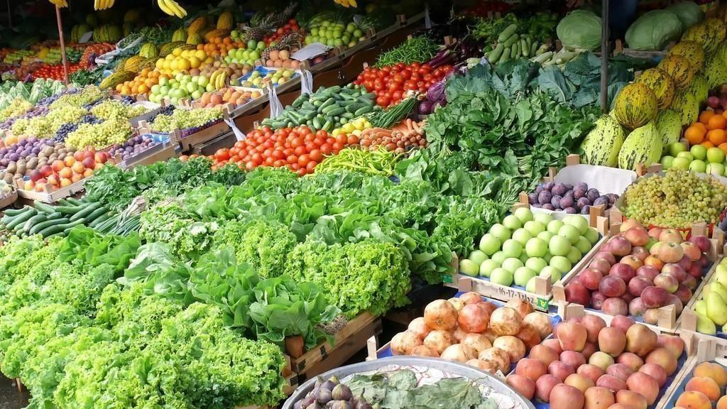 وزارة الصناعة والتجارة تدعو التجار إلى خفض الأسعار في ظل توافر كميات كافية من المنتجات والسلع، خاصة الخضار والفواكه، في السوق المحلية.(shutterstock)
