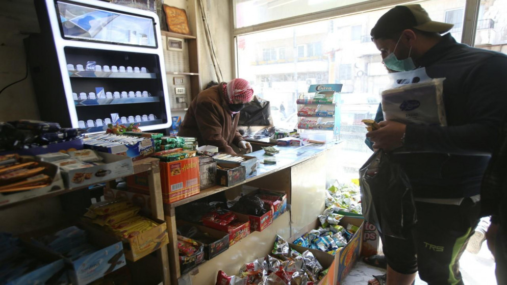 بقالة تعمل على بيع حاجات المواطنين في منطقة جبل الحسين في عمّان خلال حظر تجول فرضته الحكومة لمواجهة فيروس كورونا. 25/03/2020. (صلاح ملكاوي/المملكة)