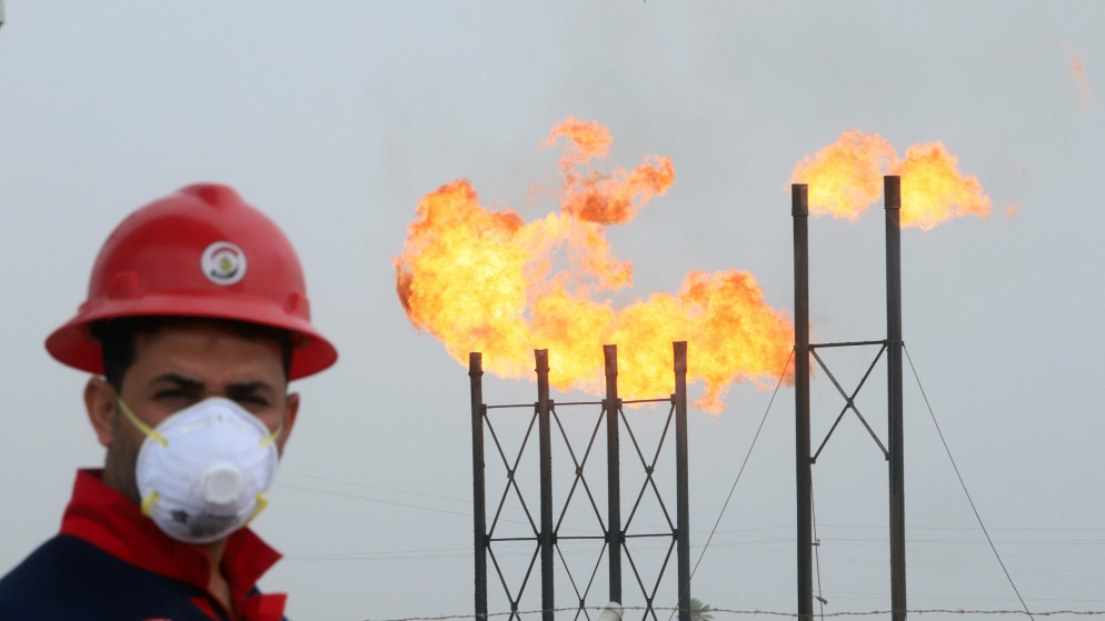 لهب منبعث من مداخن في حقل نهر بن عمر النفطي، شمال البصرة في العراق، 15 آذار/مارس 2020. (عصام السوداني/ رويترز)