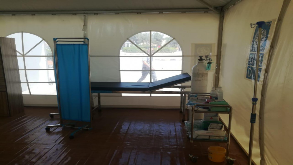 خيمة طبية أمام مبنى طوارئ مستشفى الزرقاء الحكومي. (المملكة)