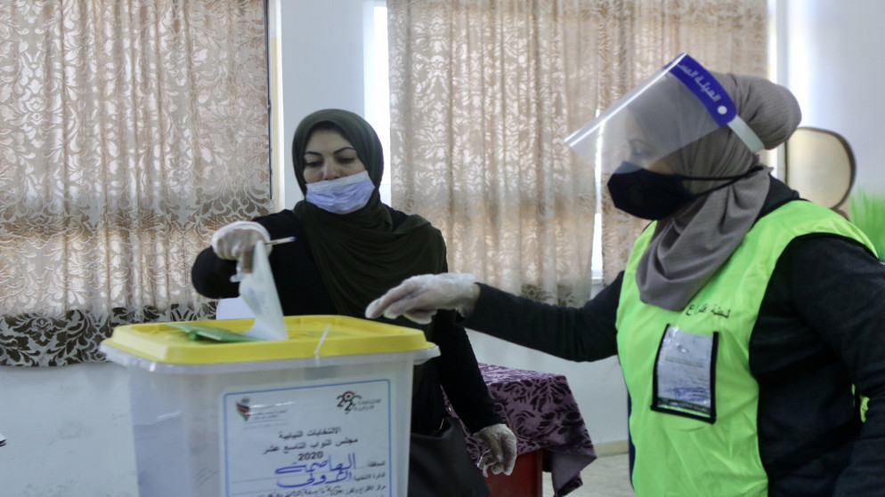 صورة من الانتخابات النيابية الجارية حاليا في إحدى مدارس إربد، وإجراءات الوقاية من الإصابة بفيروس كورونا المستجد. (صلاح ملكاوي / المملكة)