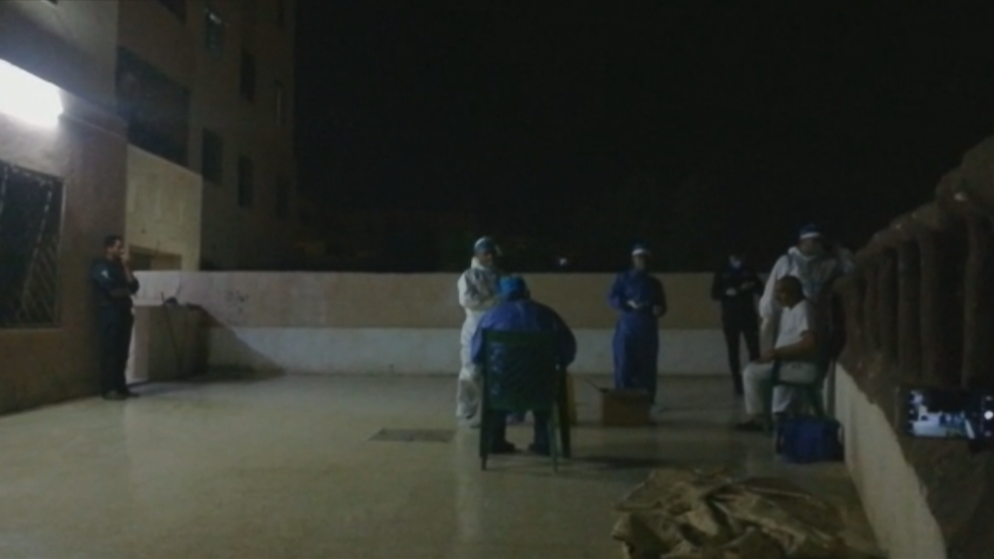 بدء إجراءات عزل بناية في منطقة حي الإسكان، بعد تسجيل إصابة بفيروس كورونا المستجد في محافظة الزرقاء. (المملكة)