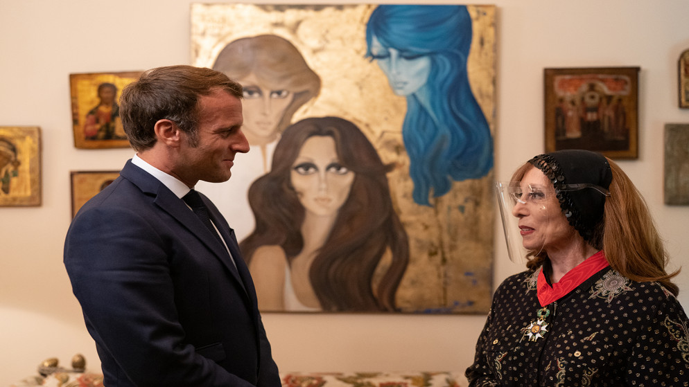 الفنانة اللبنانية فيروز خلال استقبالها الرئيس الفرنسي إيمانويل ماكرون في منزلها في العاصمة بيروت. (حساب فيروز على تويتر)