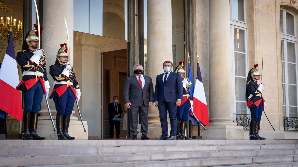 جلالة الملك عبدالله الثاني يعقد مباحثات مع الرئيس الفرنسي إيمانويل ماكرون في قصر الإليزيه. (الديوان الملكي الهاشمي)