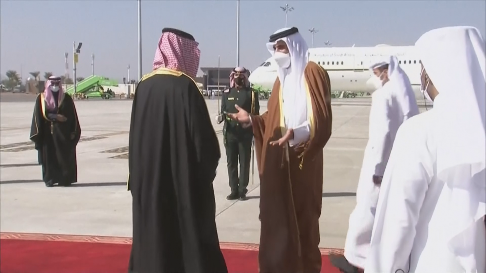 ولي العهد السعودي محمد بن سلمان لدى استقبال أمير قطر الشيخ تميم بن حمد آل ثاني في مطار العلا في السعودية. (الإخبارية السعودية)