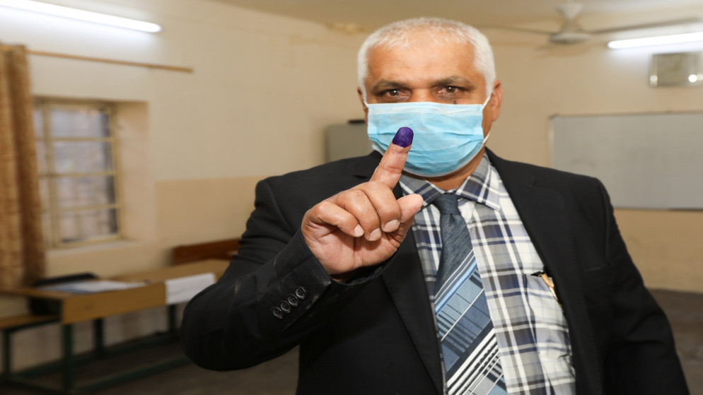 ناخب يُظهر إصبعه وعليه حبر في مركز اقتراع بكركوك بينما يتوجه العراقيون إلى صناديق الاقتراع للتصويت في الانتخابات البرلمانية. 10/10/2021.(رويترز)