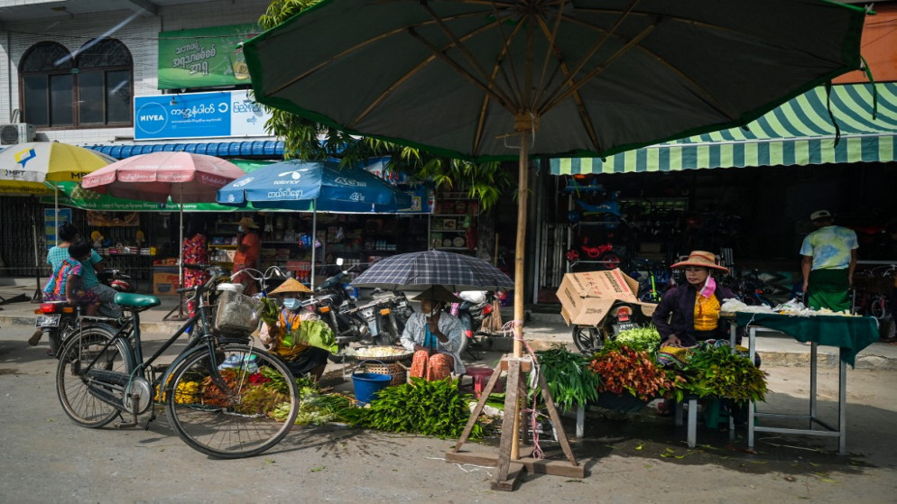 باعة متجولون يبيعون الخضار في أحد شوارع بلدة شويبو في منطقة ساجينغ.10 أكتوبر 2021.(أ ف ب)