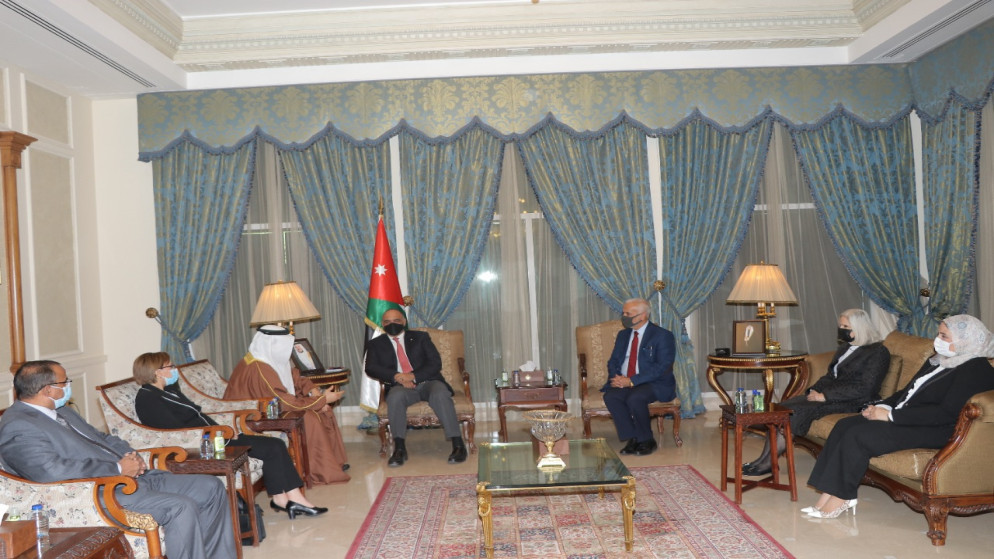 لقاء رئيس الوزراء بشر الخصاونة مع وزراء الشؤون الاجتماعية العرب والمسؤولين من جامعة الدول العربية. (بترا)