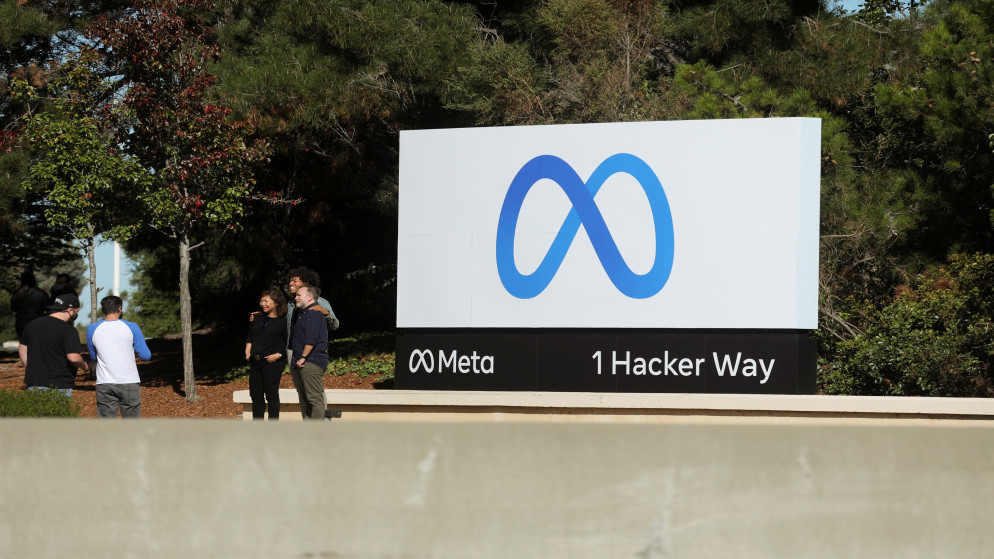 لوحة تحمل علامة "ميتا" التي تعبر عن الاسم الجديد لشركة فيسبوك في مقرها الرئيسي في مينلو بارك في كاليفورنيا، 28 تشرين الأول/أكتوبر 2021. (رويترز)