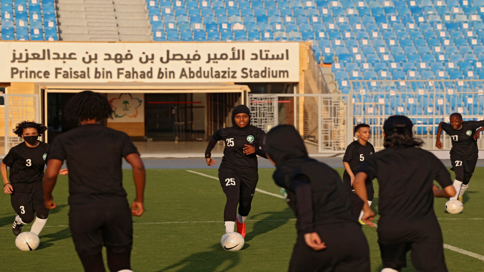 تدريبات لاعبات الفريق الوطني السعودي الأول لكرة القدم للسيدات في ستاد الأمير فيصل بن فهد بن عبد العزيز في الرياض. 02/11/2021. (فايز نور الدين / أ ف ب)