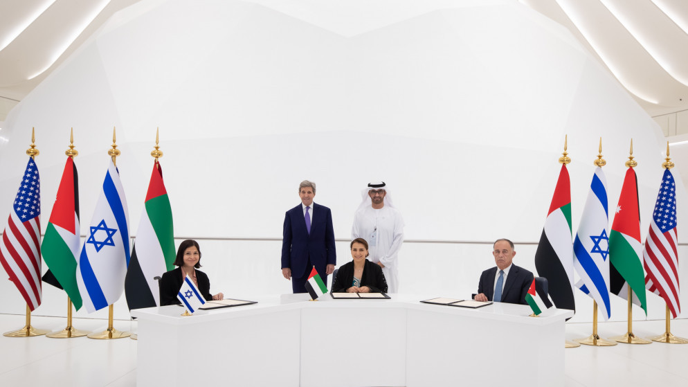 وزير المياه والريّ محمد النجار (يمين) ووزيرة التغيُّر المناخي والبيئة في الإمارات مريم بنت محمَّد المهيري (وسط) ووزيرة الطَّاقة الإسرائيليَّة كارين الحرار (يسار). (وكالة الأنباء الإماراتية)