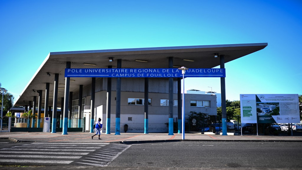 جامعة الأنتيل في بوانت آه بيتر بجزيرة غوادلوب الفرنسية الكاريبية، خلال حظر تجول، 25 نوفمبر 2021. (أ ف ب)