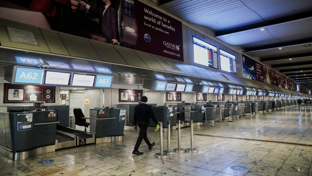 ممرات لإنهاء إجراءات السفر في مطار في جنوب إفريقيا تظهر فارغة من المسافرين. 28 تشرين الثاني/نوفمبر 2021. (رويترز)