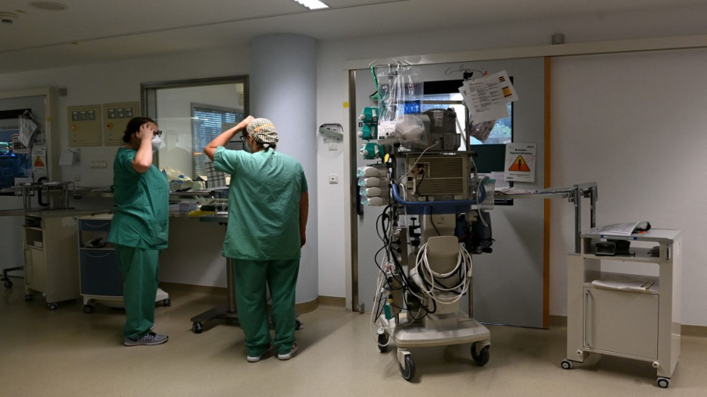 طاقم طبي في مستشفى بالقرب من ميونخ، ألمانيا. (أ ف ب)