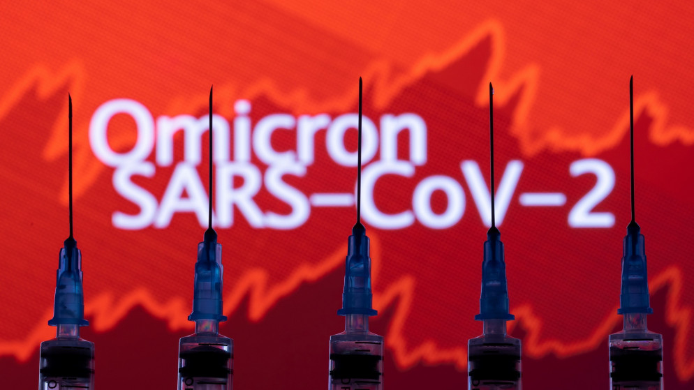 صورة توضيحية لحقن أمام رسم بياني وجملة "Omicron SARS-CoV-2". للتعبير عن سلالة كورونا الجديدة "أوميكرون". 27/11/2021. (رويترز)