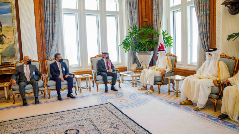 سمو الأمير الحسين بن عبدالله الثاني ولي العهد، مع سمو أمير قطر الشيخ تميم بن حمد آل ثاني في الدوحة. (الديوان الملكي الهاشمي)
