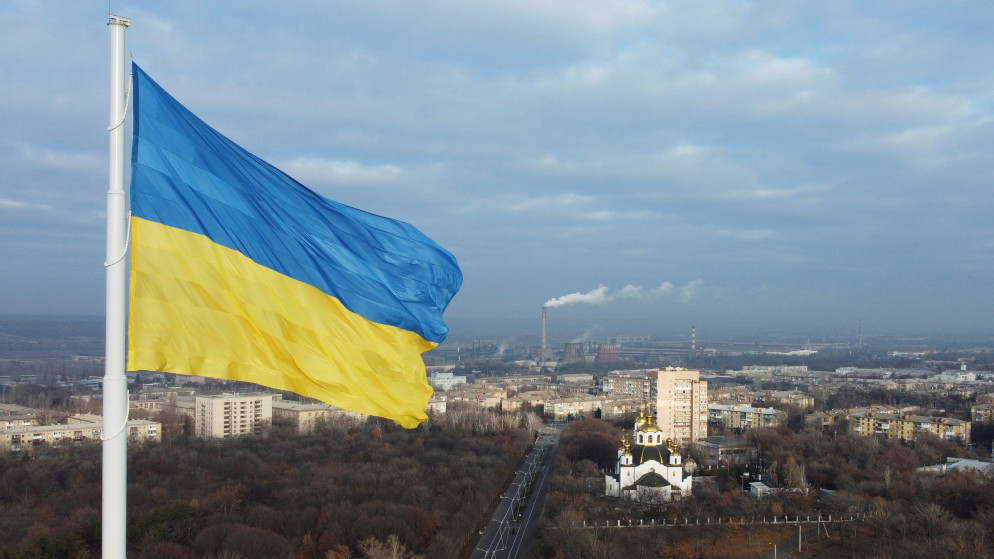 العلم الأوكراني فوق بلدة كراماتورسك في أوكرانيا، 25 تشرين الثاني/نوفمبر 2021. (رويترز)