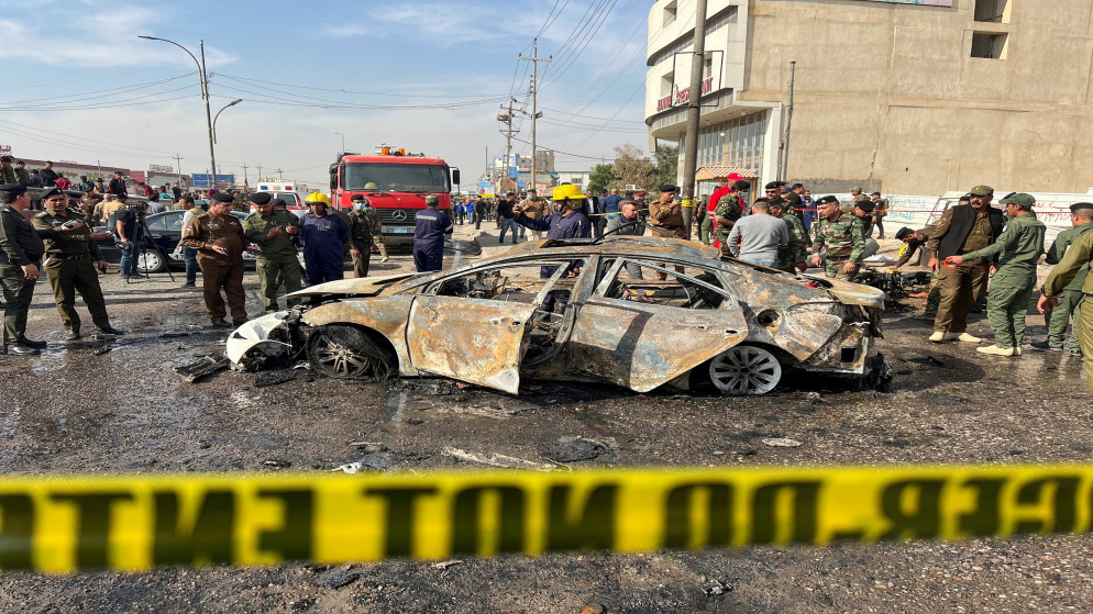 قوات الأمن العراقية تتفقد موقع انفجار في البصرة. (رويترز)