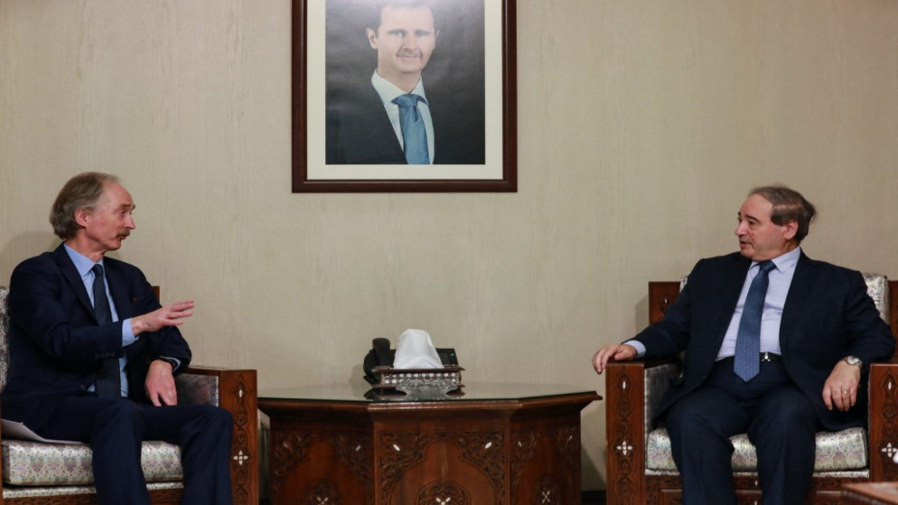 لقاء المبعوث الخاص للأمم المتحدة إلى سوريا غير بيدرسون مع وزير الخارجية السوري فيصل المقداد في دمشق. (أ ف ب)
