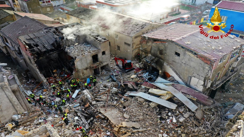 صورة من الدفاع المدني الإيطالي حيث يقوم رجاله بعمليات بحث بين الأنقاض بعد انهيار مبان في صقلية. (أ ف ب)