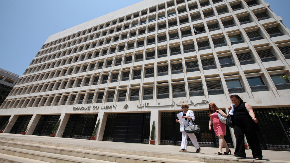 أشخاص يغادرون مصرف لبنان المركزي في بيروت .7 يوليو / تموز 2011. (رويترز)
