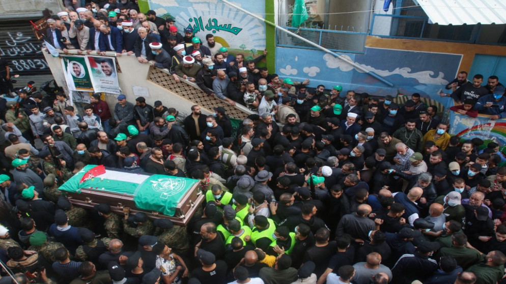 مشاركون في تشييع جثمان عنصر من حركة حماس قتل في انفجار مستودع في مخيم للاجئين الفلسطينيين في جنوب لبنان. (أ ف ب)