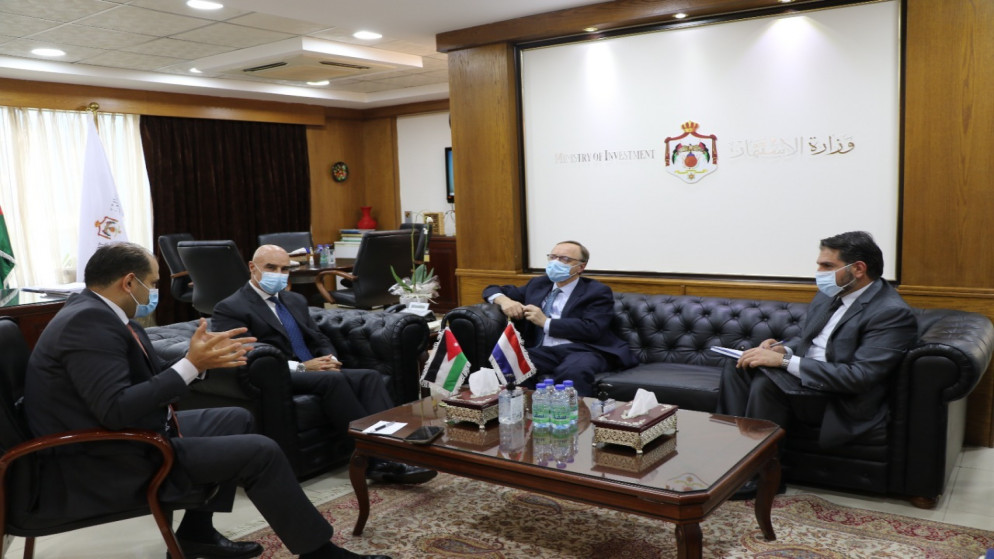 وزير الاستثمار خيري عمرو خلال لقائه السفير الهولندي في الأردن هاري فيرفاي. (وزارة الاستثمار)