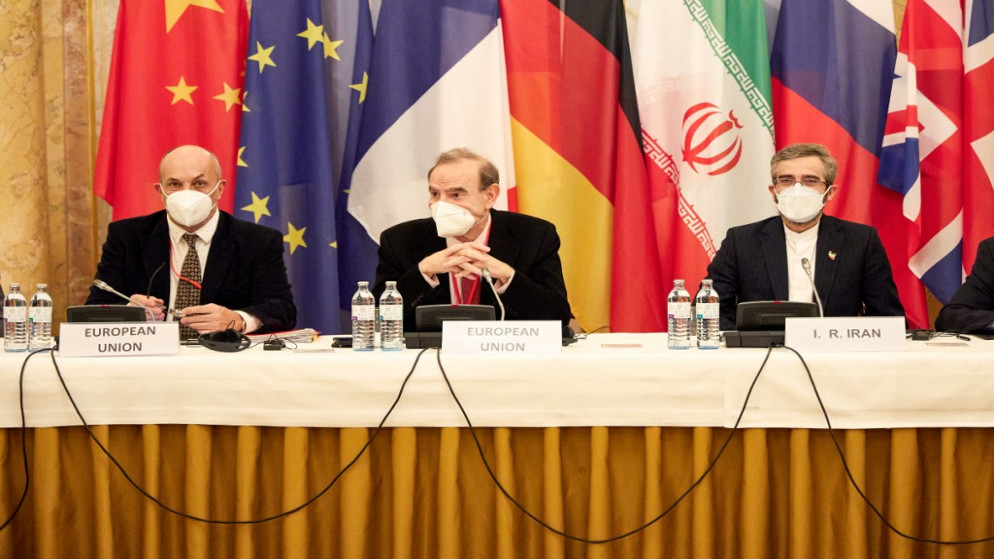نائب الأمين العام لخدمة العمل الخارجي الأوروبي (EEAS) إنريكي مورا (وسط) وكبير المفاوضين النوويين الإيرانيين علي باقري كاني (يمين) خلال اجتماع اللجنة المشتركة للمفاوضات الهادفة إلى إحياء الاتفاق النووي الإيراني في فيينا بالنمسا.9 ديسمبر 2021.(أ ف ب)