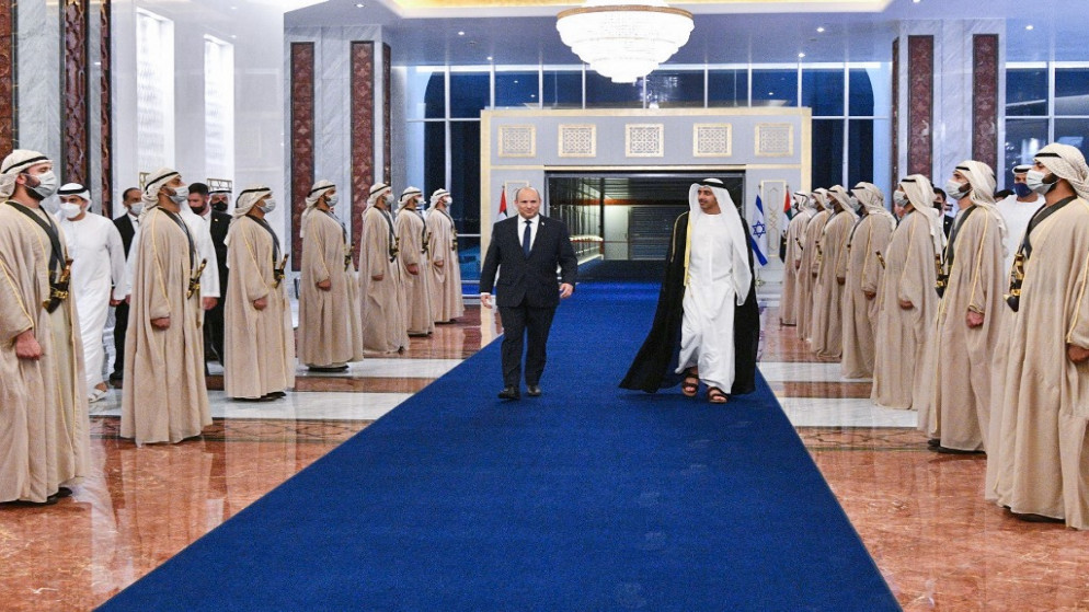 صورة نشرها المكتب الصحفي للحكومة الإسرائيلية (GPO) تظهر وزير الخارجية الإماراتي عبد الله بن زايد (يمين) يستقبل رئيس الوزراء الإسرائيلي نفتالي بينيت بعد وصوله إلى أبو ظبي .12 ديسمبر 2021. (أ ف ب)