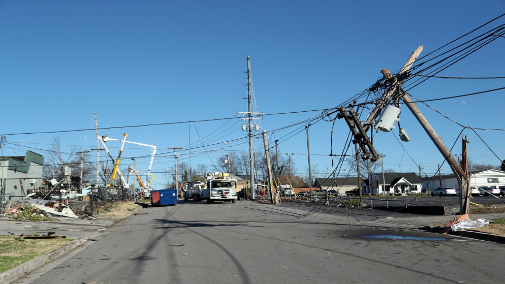 كابلات كهربائية تالفة على طول أحد الشوارع بعد اندلاع إعصار مدمر ضرب بولينج غرين بكنتاكي في الولايات المتحدة. 12/12/2021. (أميرة كارود/ رويترز)