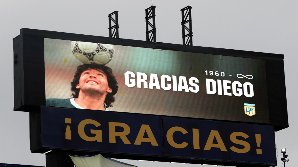 عرض لصورة الأسطورة الراحل دييغو مارادونا خلال مباراة لبوكا جونيورز في بوينس آيرس. (رويترز)