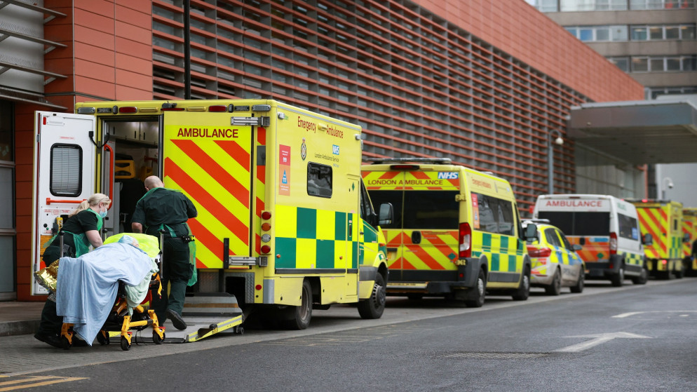 عمال الرعاية الصحية ينقلون مريضا في مستشفى لندن الملكي في لندن، بريطانيا، 26 كانون الثاني/يناير 2021. (رويترز / هانا مكاي)