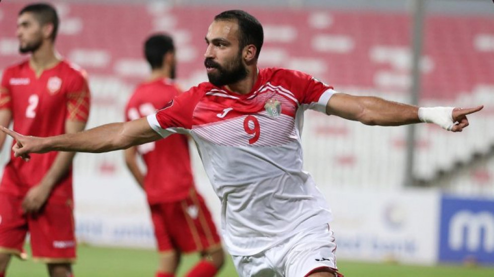 احتفال لاعب المنتخب الوطني بهاء فيصل بالتسجيل في مرمى المنتخب البحريني. (بترا)