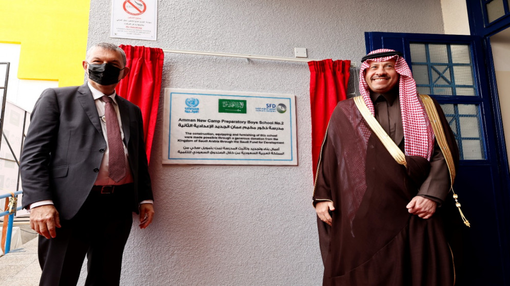 السفير السعودي لدى الأردن نايف بن بندر السديري (يمين) ومفوض أونروا فيليب لازاريني، خلال افتتاح مدرسة ذكور مخيم عمان الجديد. (أونروا)
