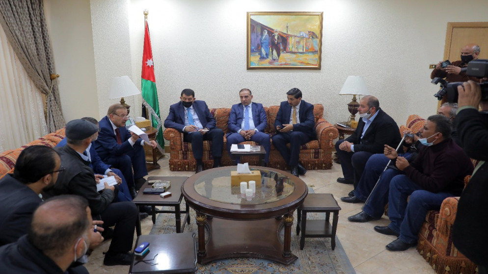 رئيس مجلس النواب يلتقي عددا من ممثلي العاملين في شركة مصانع الإسمنت الأردنية (لافارج) بحضور وزير العمل. (مجلس النواب)