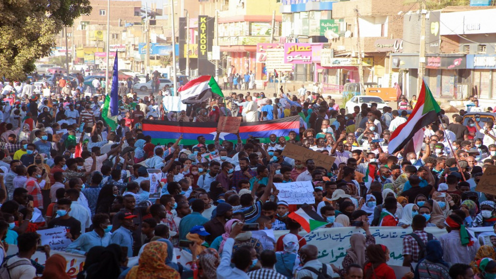 متظاهرون سودانيون في الخرطوم للتنديد بالاتفاق السياسي الذي وقعه قائد الجيش الفريق أول عبد الفتاح البرهان مع رئيس الوزراء السوداني عبد الله حمدوك الشهر الماضي. 8 كانون الأول/ديسمبر 2021. (أ ف ب)