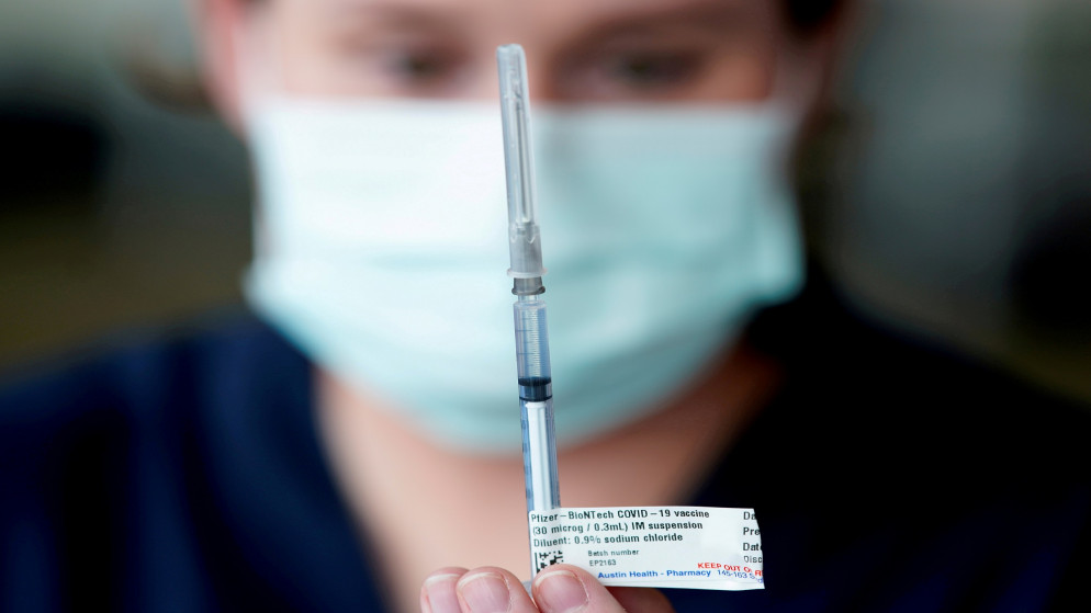ممرض يحضر جرعة من اللقاح المضاد لكورونا، لإعطاء عمال معرضون للإصابة بكورونا في ولاية فيكتوريا في ملبورن الأسترالية. 22/02/2021. (ساندرا ساندرز / رويترز)