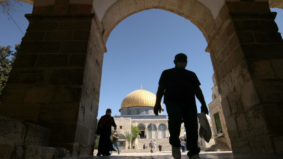 فلسطينيون في باحة المسجد الأقصى في القدس المحتلة. (أ ف ب)
