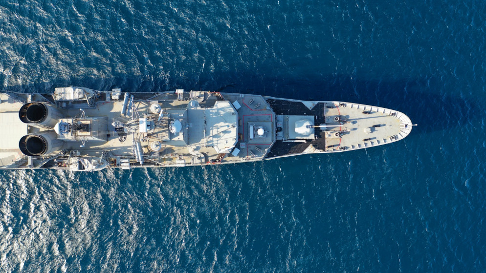 منظر عام لفرقاطة عسكرية في البحر. (Shutterstock)