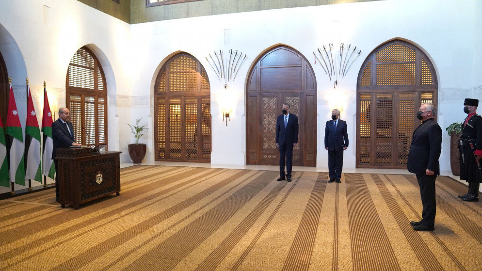 جهاد المومني يؤدي اليمين القانونية أمام جلالة الملك عبدالله الثاني بعد تعيينه عضوا في مجلس مفوضي الهيئة المستقلة للانتخاب. (الديوان الملكي الهاشمي)