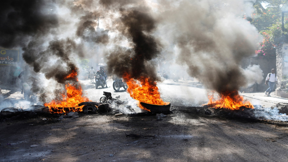 إحراق إطارات في منتصف شارع في هايتي احتجاجا على ارتفاع أسعار الوقود. (رويترز)
